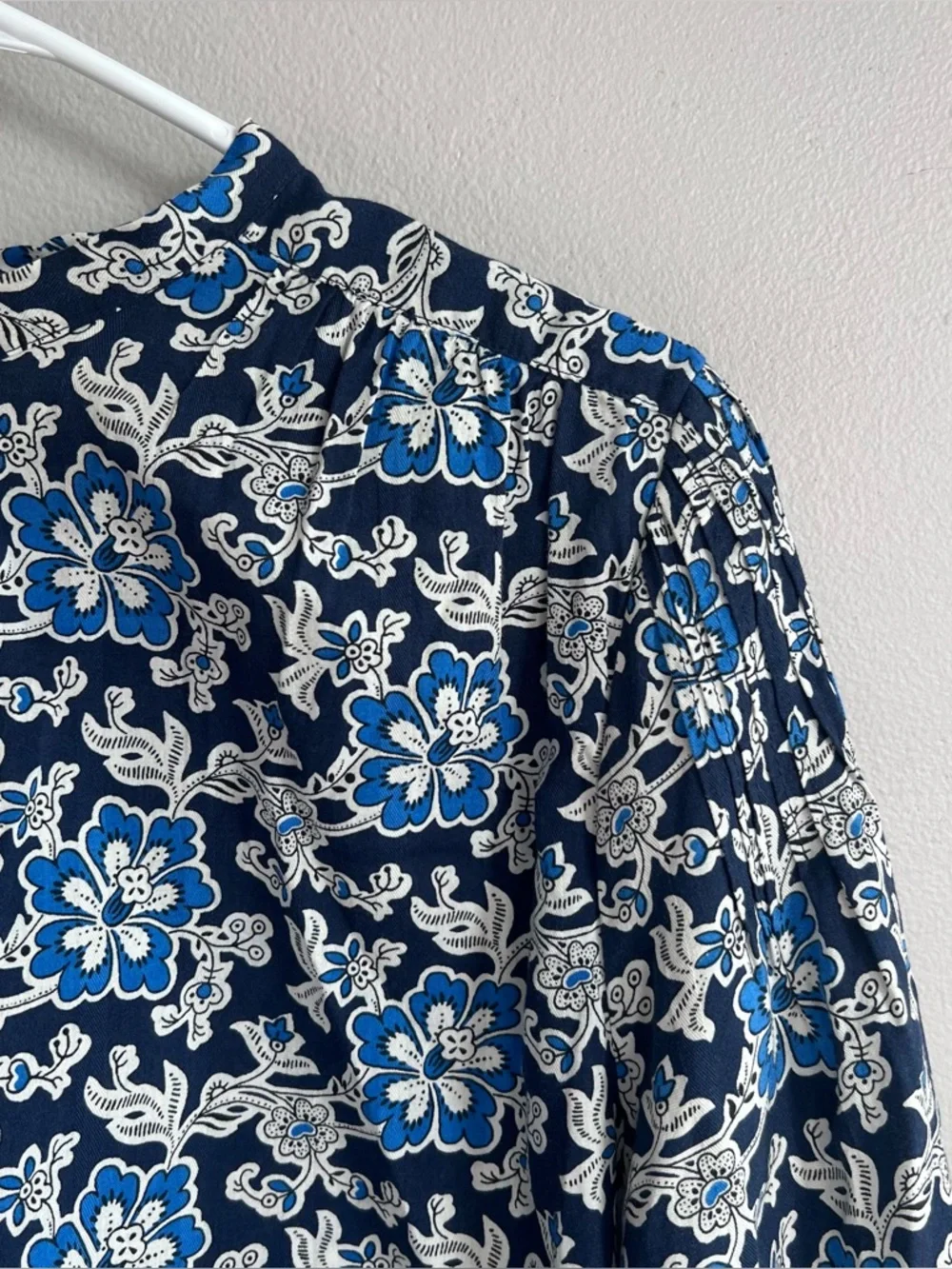 J. Crew‎ Blue Floral Blouse V-neck tie top in floral cotton-blend dobby M